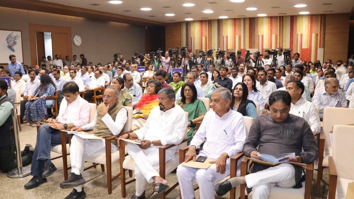 drpradyumanvaja's tweet photo. શિક્ષિત ગુજરાતથી, વિકસિત ગુજરાત 

ગાંધીનગર ખાતે માનનીય મુખ્યમંત્રી શ્રી @Bhupendrapbjp સાહેબના અધ્યક્ષસ્થાને તથા નાયબ મુખ્યમંત્રી શ્રી @sanghaviharsh જીની પ્રેરક ઉપસ્થિતિમાં ‘શાળા પ્રવેશોત્સવ અને કન્યા કેળવણી મહોત્સવ 2026’ના આયોજન અને શાળા નિરીક્ષણ બાબતે માર્ગદર્શક બેઠક તેમજ NEP-2020 આધારિત સ્ટેટ કરિક્યુલમ ફ્રેમવર્ક (SCF) તથા સ્કૂલ ક્વૉલિટી એસેસમેન્ટ એન્ડ એશ્યોરન્સ ફ્રેમવર્ક (SQAAF)નું લોકાર્પણ અને નિપુણ ગુજરાત કાર્યક્રમનો શુભારંભ કરવામાં આવ્યો.