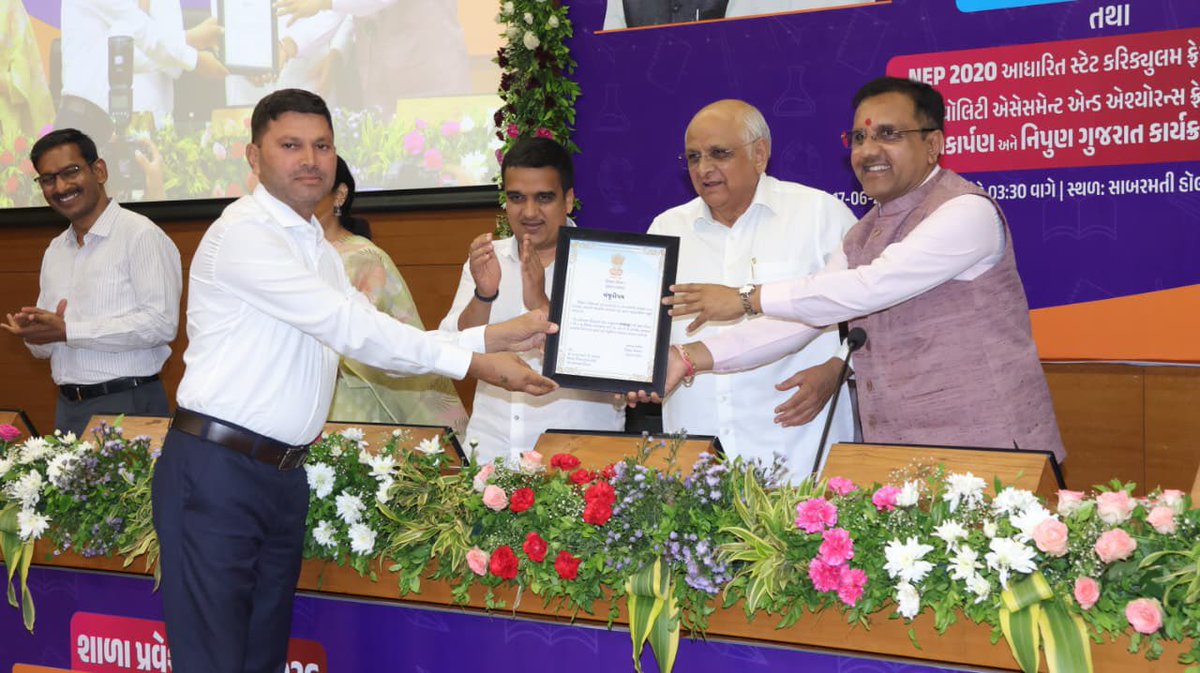 drpradyumanvaja's tweet photo. આ અવસરે ��ુખ્યમંત્રીશ્રી @Bhupendrapbjp સાહેબના વરદ્હસ્તે રાષ્ટ્રીય શિક્ષણ નીતિ (NEP-2020) આધારિત રાજ્ય અભ્યાસક્રમ રૂપરેખા શાળા શિક્ષણ (SCF) પુસ્તિકા તેમજ શાળાઓમાં વૈશ્વિક ધોરણો મુજબ મૂલ્યાંકન સુનિશ્ચિત કરત��� સ્કૂલ ક્વોલિટી એસેસમેન્ટ એન્ડ એશ્યોરન્સ ફ્રેમવર્ક (SQAAF) પુસ્તિકાનું વિમોચન તેમજ રાજ્યભરની હયાત પ્રાથમિક શાળામાં નવી મંજૂર થયેલી માધ્યમિક શાળાના મંજૂરી પત્રો પણ એનાયત કરવામાં આવ્યાં.