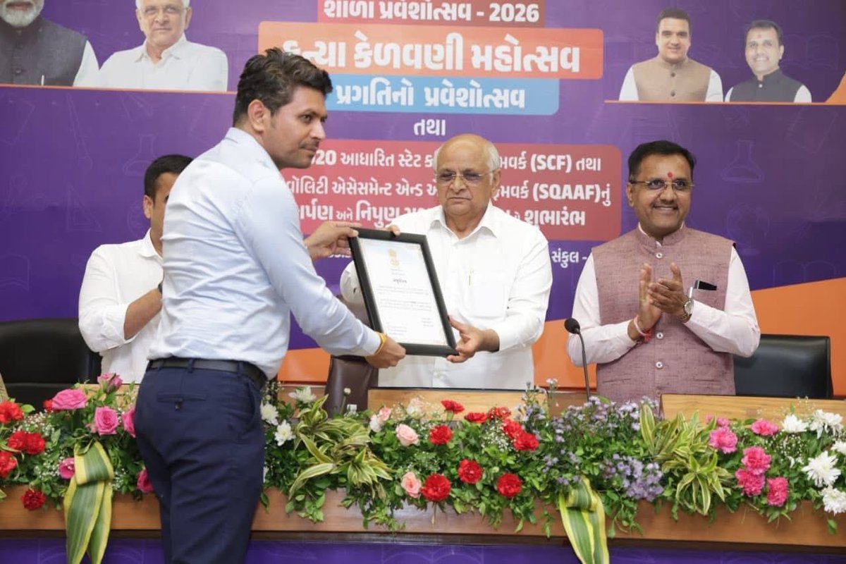 drpradyumanvaja's tweet photo. આ અવસરે ��ુખ્યમંત્રીશ્રી @Bhupendrapbjp સાહેબના વરદ્હસ્તે રાષ્ટ્રીય શિક્ષણ નીતિ (NEP-2020) આધારિત રાજ્ય અભ્યાસક્રમ રૂપરેખા શાળા શિક્ષણ (SCF) પુસ્તિકા તેમજ શાળાઓમાં વૈશ્વિક ધોરણો મુજબ મૂલ્યાંકન સુનિશ્ચિત કરત��� સ્કૂલ ક્વોલિટી એસેસમેન્ટ એન્ડ એશ્યોરન્સ ફ્રેમવર્ક (SQAAF) પુસ્તિકાનું વિમોચન તેમજ રાજ્યભરની હયાત પ્રાથમિક શાળામાં નવી મંજૂર થયેલી માધ્યમિક શાળાના મંજૂરી પત્રો પણ એનાયત કરવામાં આવ્યાં.
