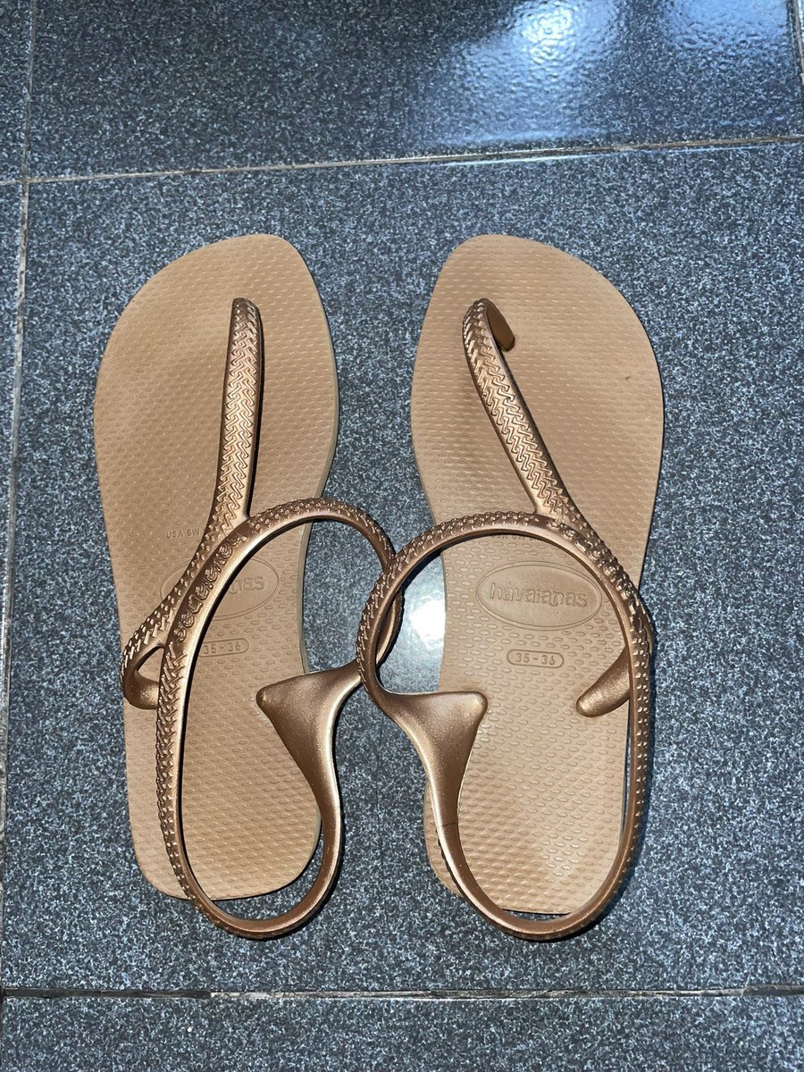 zg_ployy's tweet photo. #ส่งต่อ รองเท้า havaianas size:35-36 (เท้า23.5) 450.- รวมส่ง มีตำหนิเล็กมากๆ 
ขอดูเพิ่มเติมได้น้า 💖 #ส่งต่อรองเท้า #รองเท้ามือสอง #havaianas #ส่งต่อhavaianas #ส่งต่อรองเท้าhavainanas https://t.co/GHX6z6VMdJ