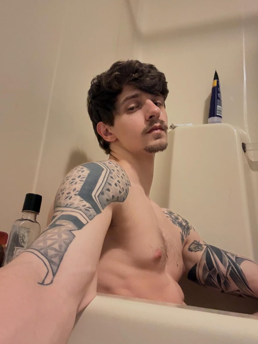 talktotom1606's tweet photo. Which one of you wants to take a bath with me 💦🏋️🫶🏻❤️🏋️🏋️🏋️🫶🏻

#cashslave  #findom https://t.co/E7WA5UCULE