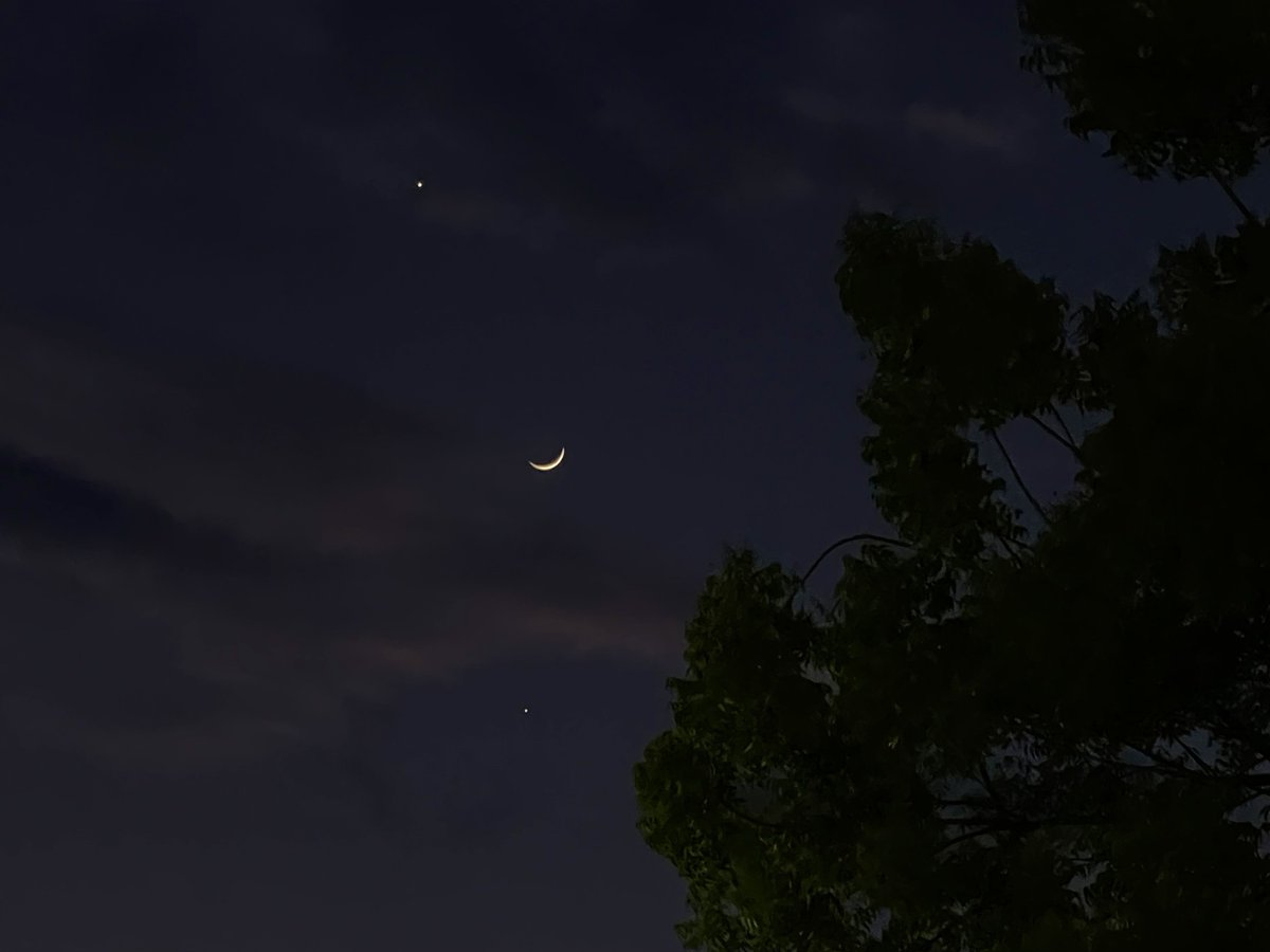 mansebanjaran's tweet photo. Venus, moon &amp; jupiter :) https://t.co/fgOB0ac5GU
