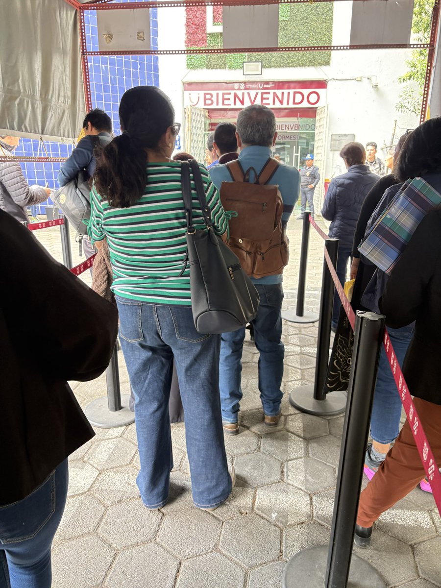 zonhya's tweet photo. @Claudiashein @UCS_GCDMX media hora esperando a que los servidores acaben su desayuno para atender😒😒😒😒@GobCDMX @OficialiaCDMX 
Pongan atención y háganlos chambear!!! https://t.co/EVAgx2xxbl