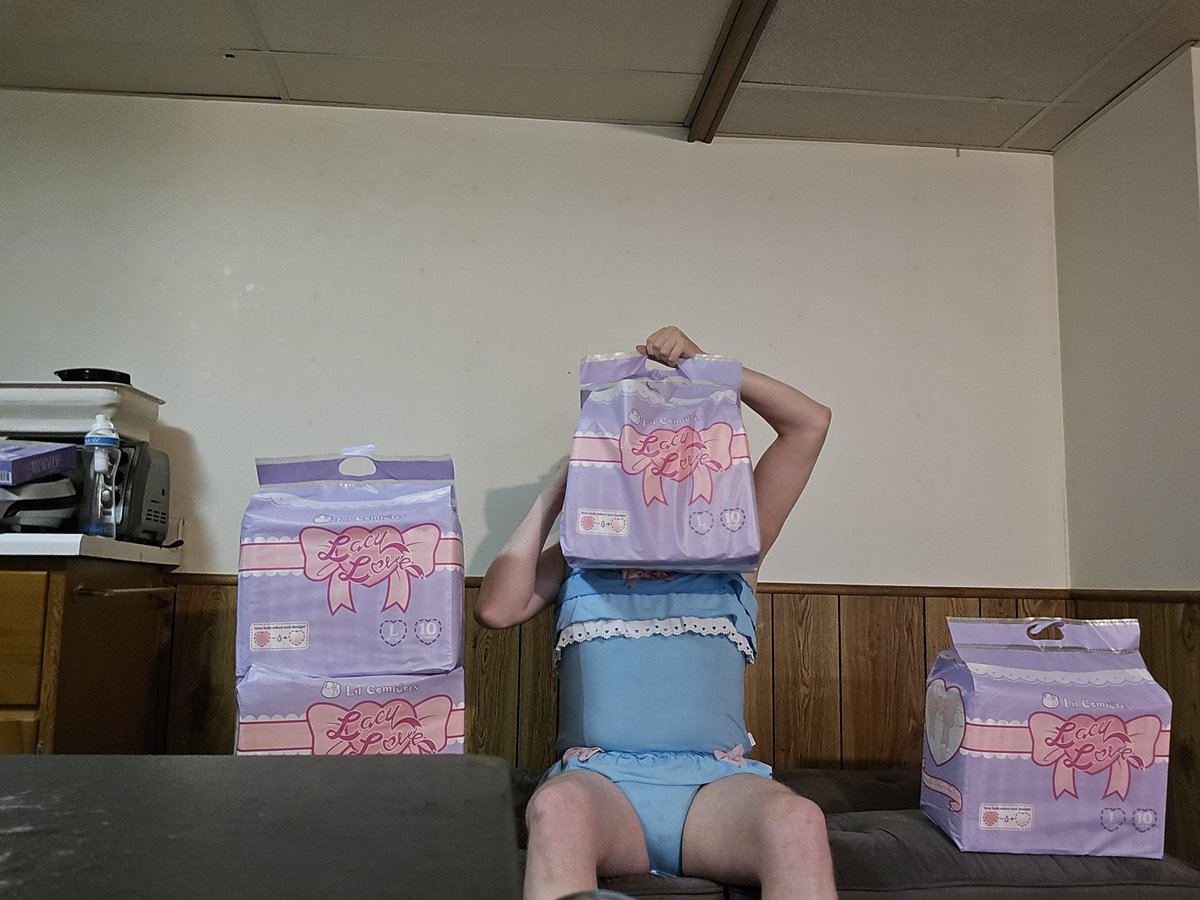 GoodGirlElle23's tweet photo. I'm all ready for the diapered life. Good thing too because I only have about 5 of my old diapers left! Thank you so much for the case of diapers @LilComforts https://t.co/Wzzacged0F