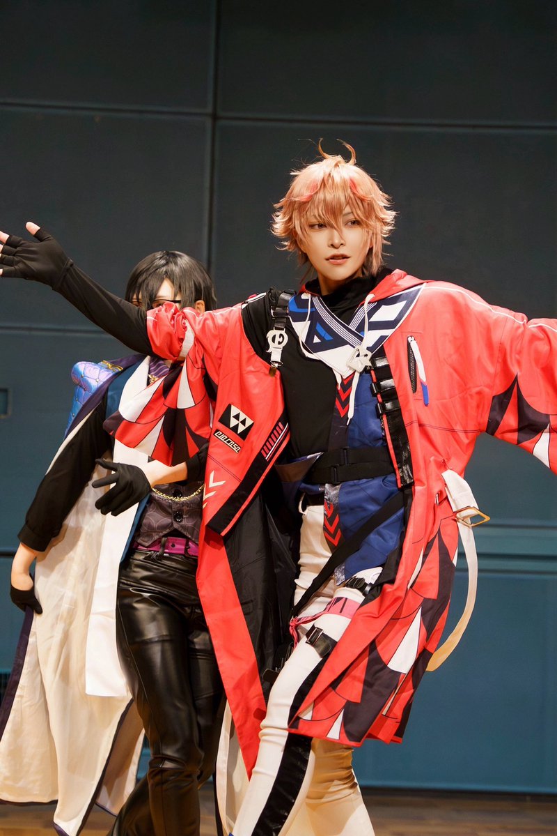 naPhthalene_P's tweet photo. cos 🦉🎻

なぎちゃんを全力で邪魔してるように見えて好きな写真(パフォーマンス中) https://t.co/AnsmOPPdPq