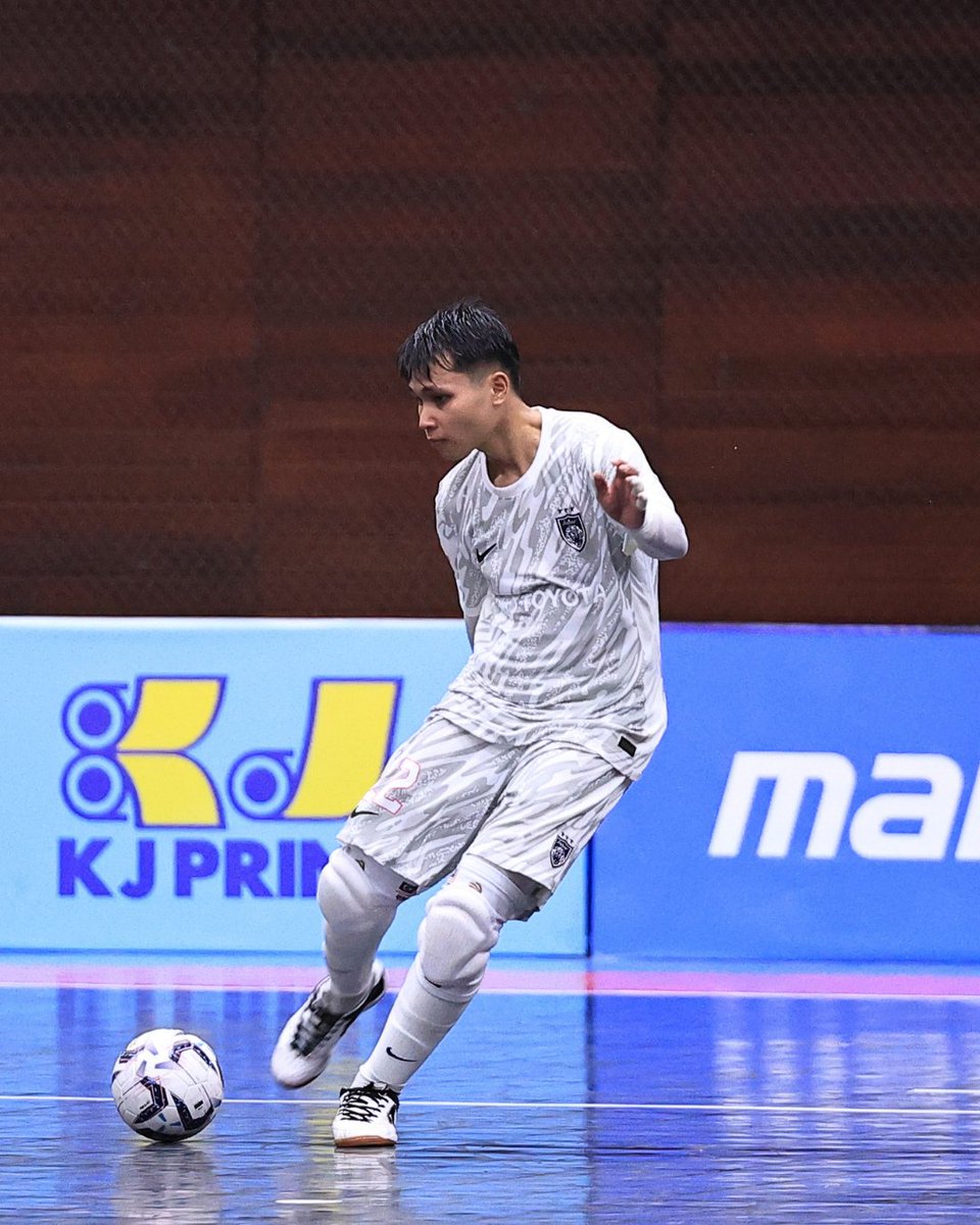 mpflmy's tweet photo. 🧤 Benteng terakhir. Penjaga harapan pasukan.

Di sebalik setiap aksi menyelamat yang hebat, tersimpan semangat juang dan pengorbanan yang tidak pernah padam. Ketika pasukan memerlukan, dialah yang berdiri teguh mempertahankan gawang daripada dibolosi.
#aksitanpahenti #mpfl2026 https://t.co/RHrqbzKHJv