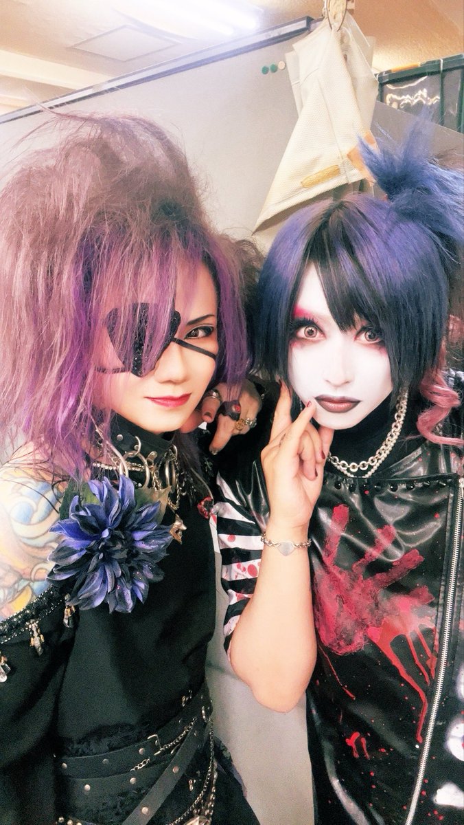 kentan_vijyu's tweet photo. 6日の舜ちゃんバースデー、NEiN リリースパーティーの1コマその参✨✨

もう語ることないぐらい
昔からの友達で
語れないことから語れないことまで
たくさん遊びました

Sethくん
僕はセイジくん

Moi dix Moisのボーカルでみんな知ってるよね

ニュークリのサポートで歌ってもらったこともあるし、
先に書いたルイザくんとも一緒にやっていて意外なつながりに驚いた
今後はRedo(レド)としてバンド形態になって活動するとのことです

ひさしぶりに会ったけど、
セイジくんはセイジくんでしたw
昔話が楽しすぎた😊

同じ時代を戦い続けてる仲間です✨✨