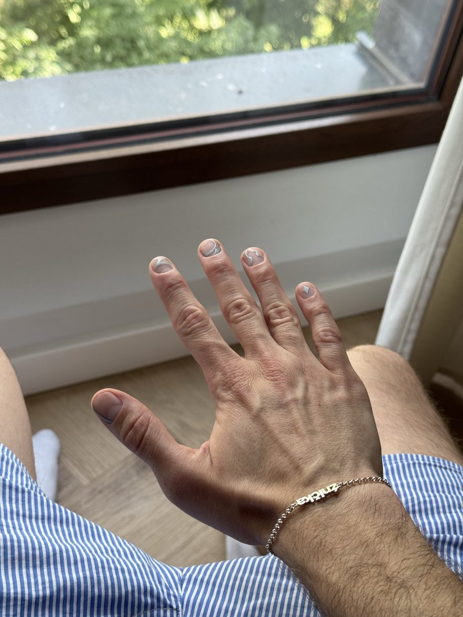 OopsItsYurii's tweet photo. Зрозумів, що роблю манікюр тільки в найскладніші періоди свого життя. https://t.co/LJ2x01CLQq