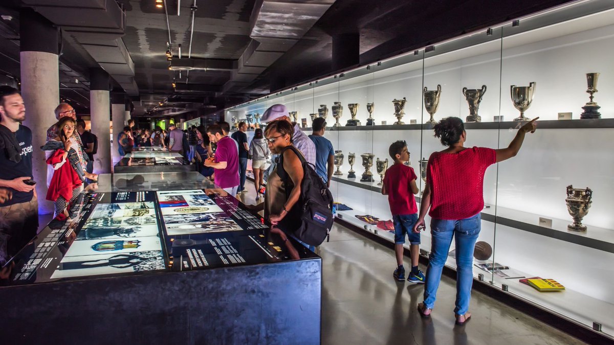 FCBRAC1's tweet photo. ‼️Explicat a @EsportsRAC1 🎙️@rogersaperas

👉 Al Ahly, Inter, Juventus i Cruz Azul, possibles rivals del Gamper masculí. No serà el mateix equip pel femení

👉 El Barça anunciarà aquesta setmana la renovació de Hansen

👉 El Museu FCB tornarà al Camp Nou al novembre

#frac1 https://t.co/CSGZZPy7eu