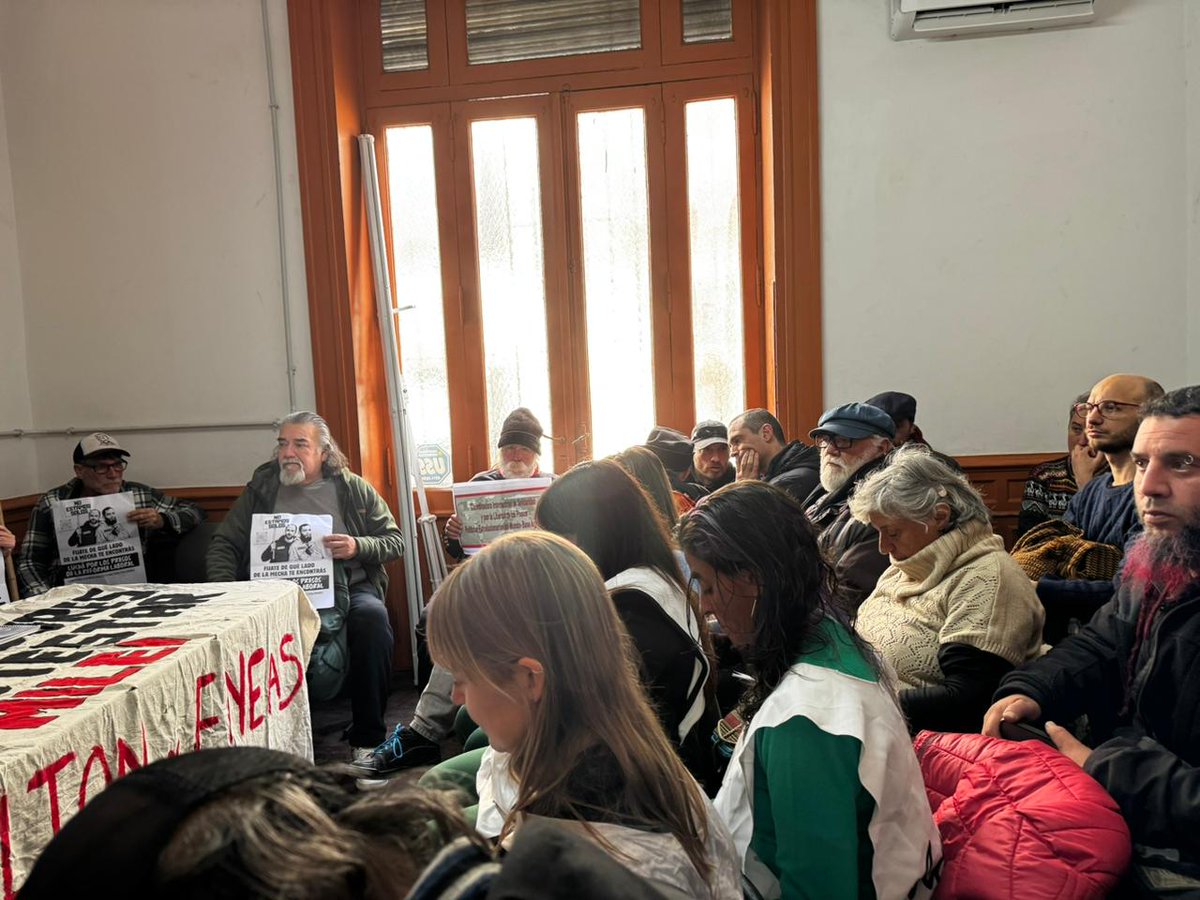 prensaobrera's tweet photo. Actualmente, Milton y Eneas se encuentran cumpliendo la prisión preventiva en el penal de Marcos Paz, privados de su libertad sin condena y sin juicio oral ni público, solo con fines de investigación. 

Sus casos se inscriben en un avance por parte del gobierno nacional sobre las libertades democráticas y la criminalización de la protesta social.