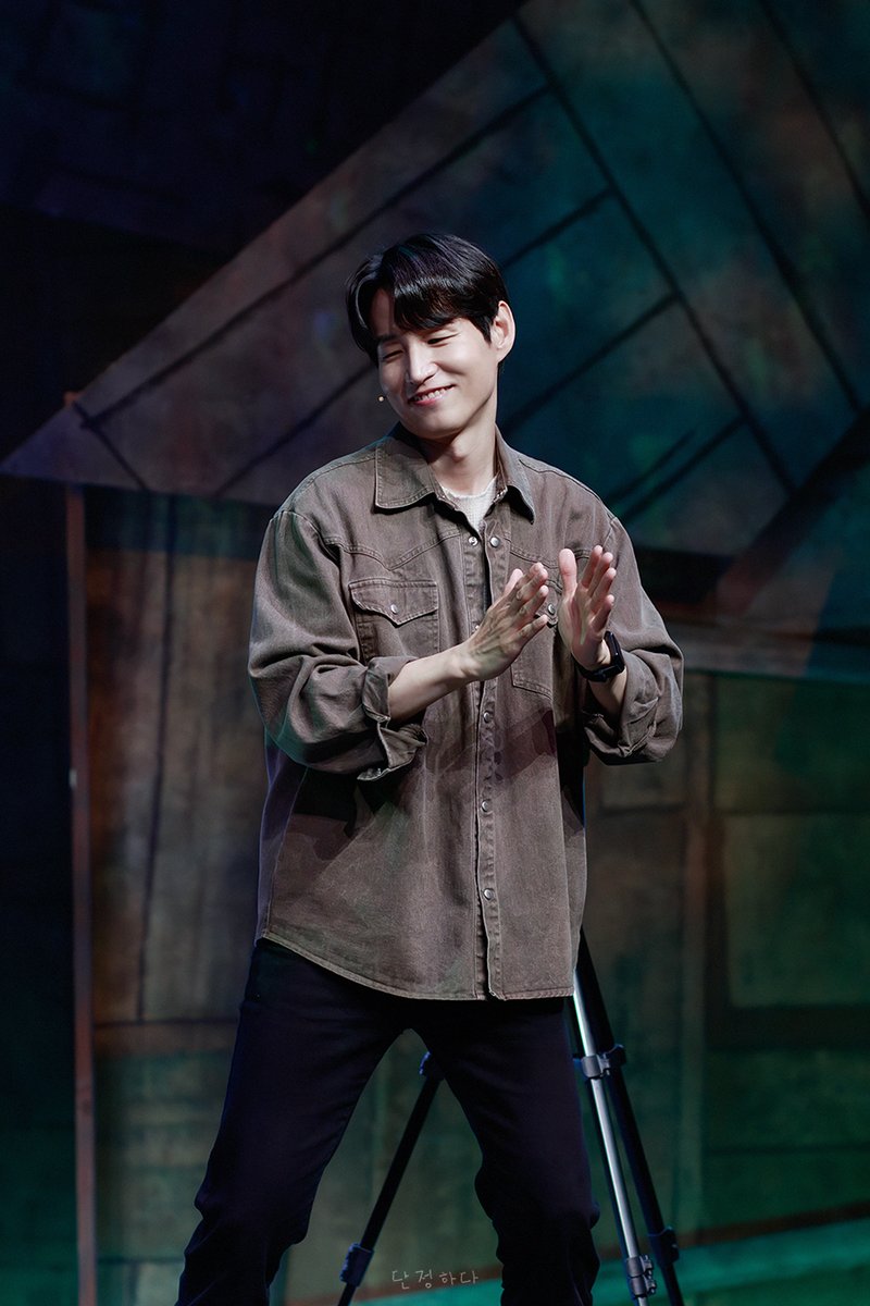 D__bee_pic's tweet photo. 260613N #오지게재밌는가시나들 커튼콜
지석구 ｜ #강정우 배우

살금살금 옆으로 피해요👀👀😜😝 https://t.co/7v38pneBF8