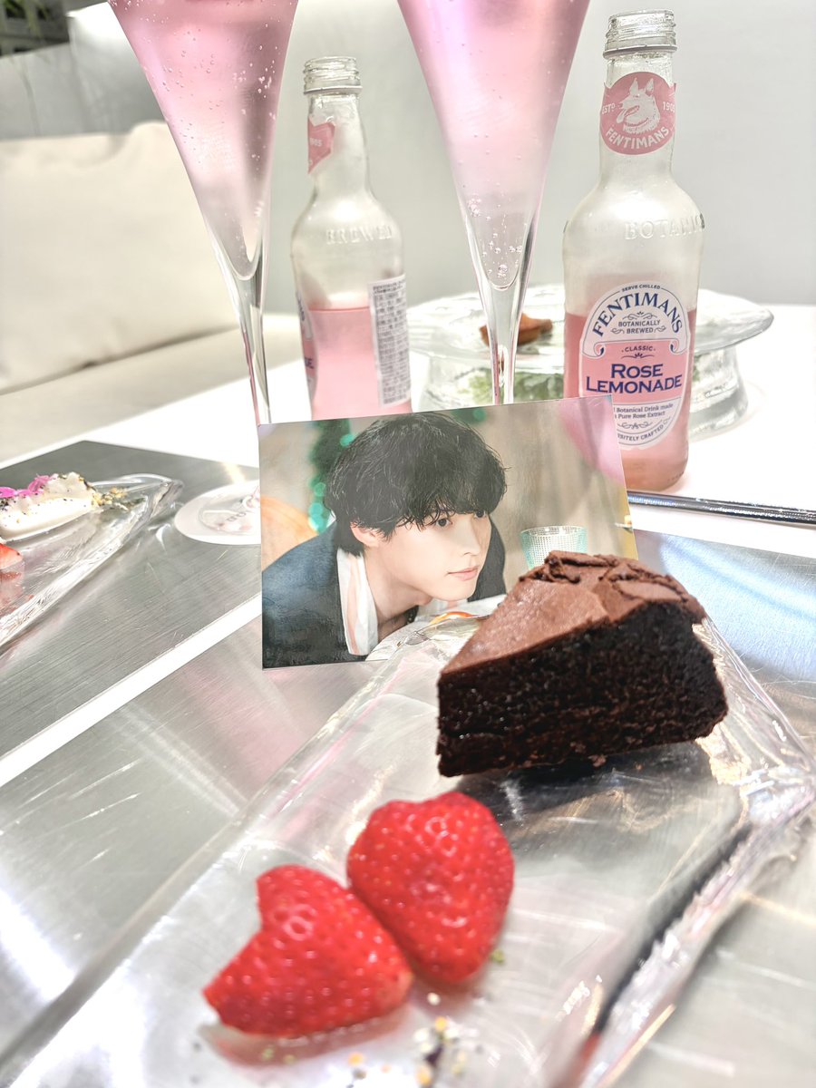 8_aa___'s tweet photo. 食べ物をねらうほく、これはお誕生日祝いのカフェ“inception”のケーキ https://t.co/rAFGAYHdUF
