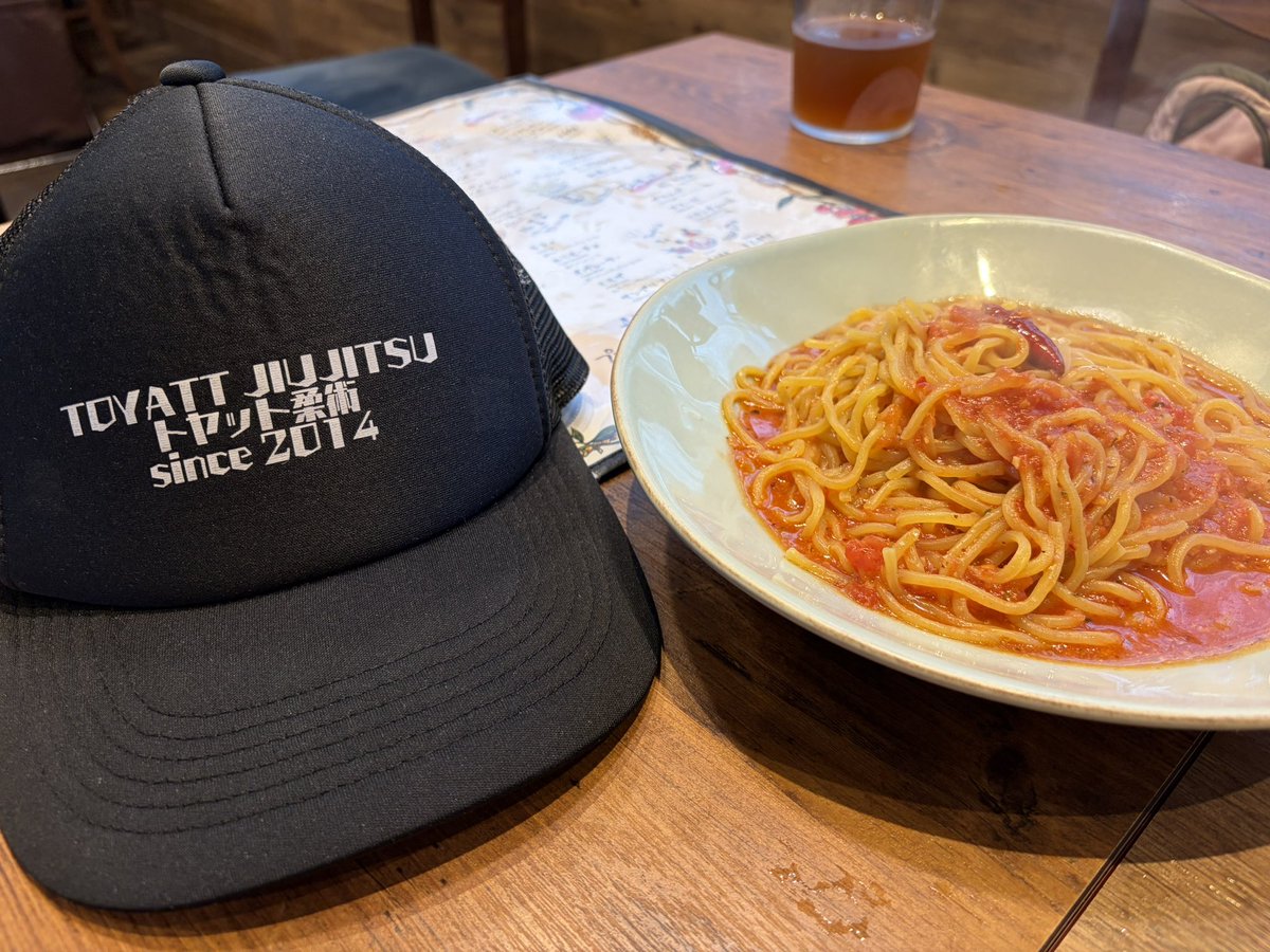 TokudaBjj's tweet photo. いままた新しいキャップ🧢を作成中。いつも自分用に勝手に作ってます。予備もちょっとだけ作ります。ありがたいことにたまに会員さんが購入してくれます。世界に数個しかないので持っているとレアで威張れます。あと先生とオソロで威張れます。ついでに先生も喜びます（笑）#TOYATT柔術 #オリジナルキャップ #頭はひとつしかない
