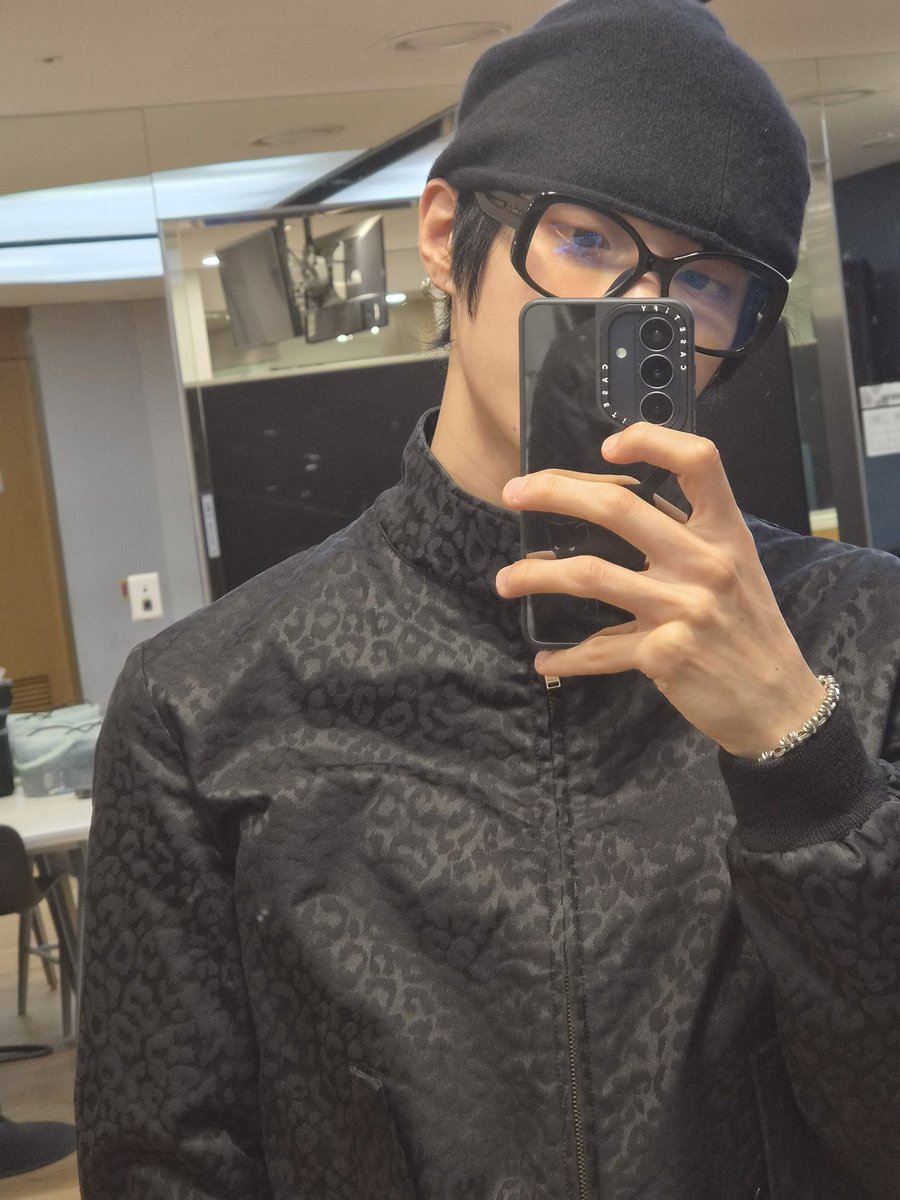 bbincopycat's tweet photo. SAINT LAURENT
Hedi Slimane × Saint Laurent
2014 Black Leopard Silk Jacket

#원빈 #RIIZE 260618 https://t.co/UwAQAh5lCg