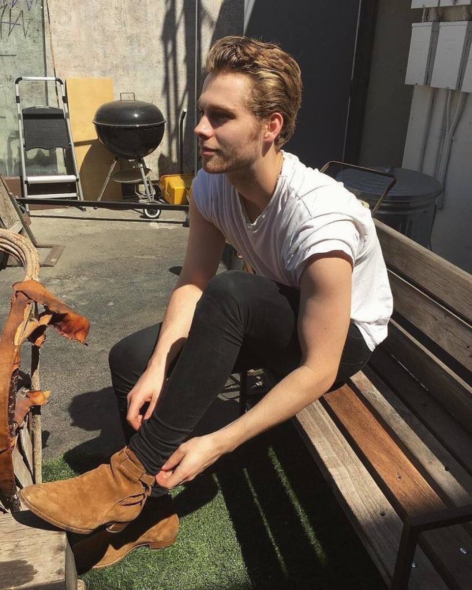 noshamelaur's tweet photo. lowkey miss luke hemmings blonde hair and this style 🫣 https://t.co/Y0TcruHR7M