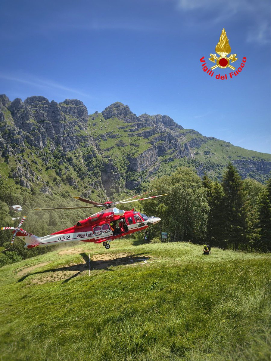 vigilidelfuoco's tweet photo. Sani e salvi! Intervento #SAF dei #vigilidelfuoco ai Piani d'Erna, soccorsi 2 cani Husky dispersi: individuati grazie al loro guaire e recuperati in zona impervia con il supporto dell'elicottero Drago 151

#Lecco #17giugno https://t.co/9JKQ54al1t