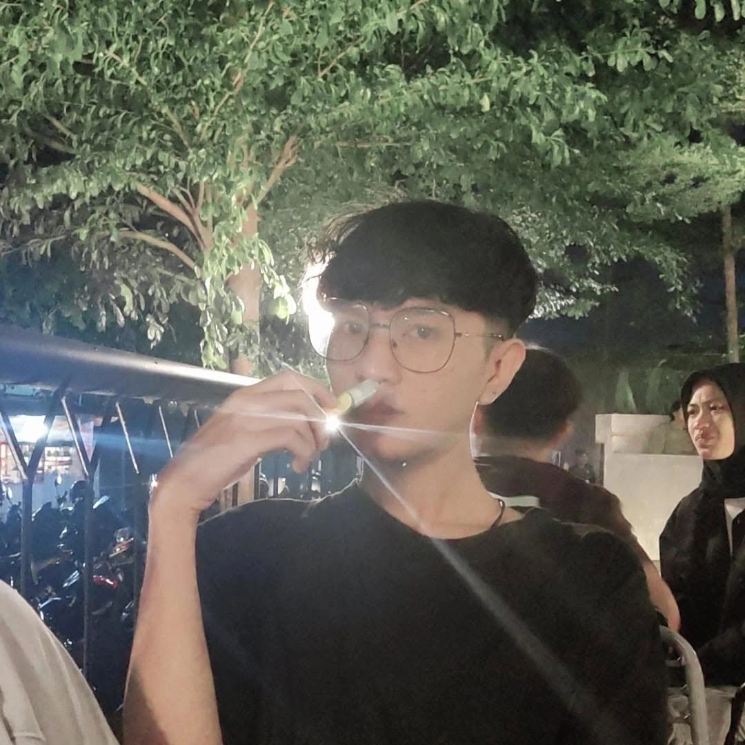 Kkojjimal's tweet photo. dunia juga harus tau aku jompo nongkrong bawa inhaler anjir 😭 https://t.co/6v6NAwPaMp