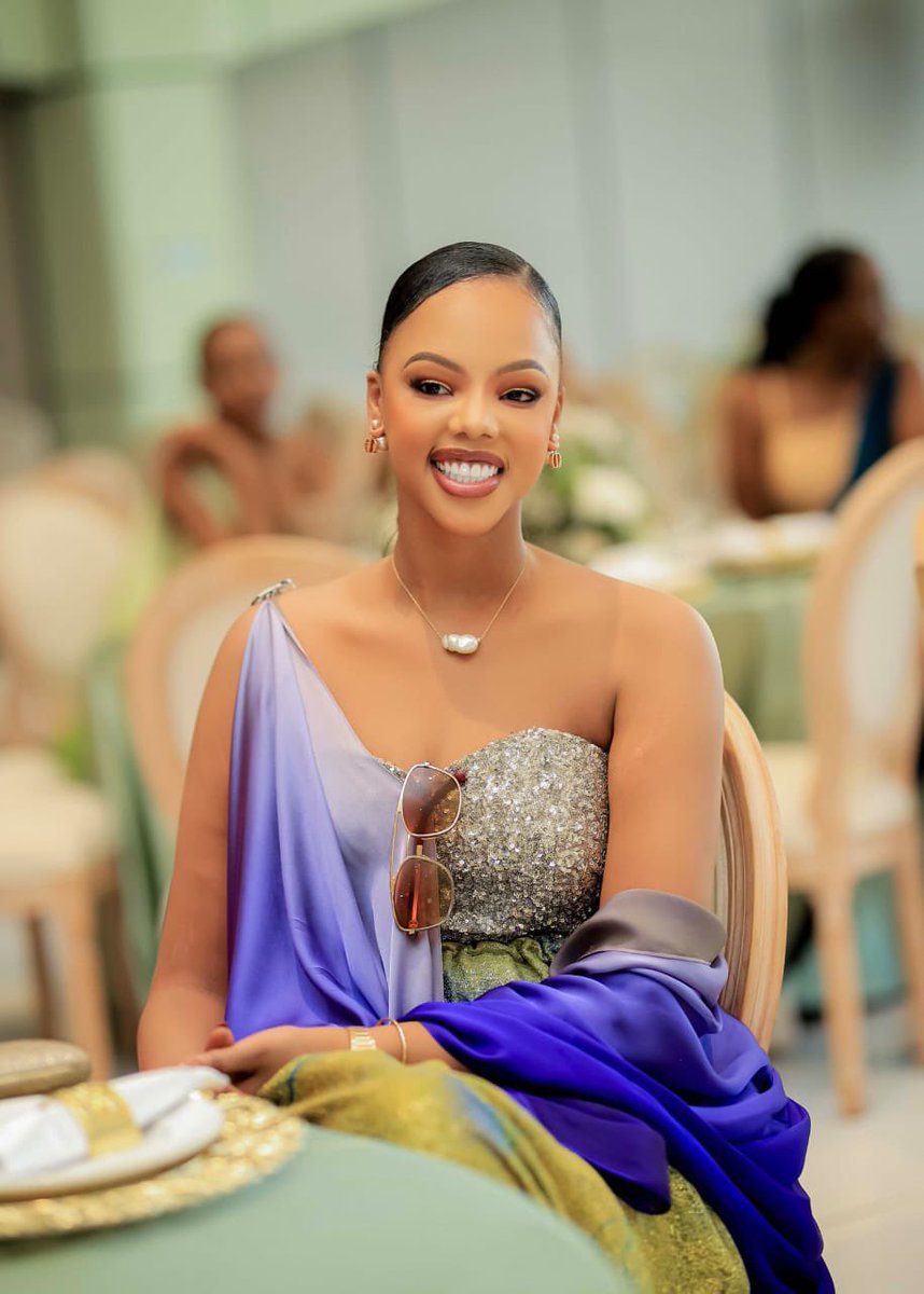 IGIHE's tweet photo. Miss Mutesi Jolly yatangaje ko Bebe  Cool yamuharabitse yamuharabitse bituma afata icyemezo cyo kwiyambaza  sosiyete yunganira abantu mu mategeko yo muri Uganda ya Mbidde & Co Advocates kugira ngo Bebe Cool  aryozwe ibyo yakoze.

Mu ibaruwa iyi sosiyete yashyize hanze kuri uyu wa Gatatu yagaragaje ko Bebe  Cool  yirengagije nkana ko uwamukoreye uburiganya ntaho ahuriye na Mutesi Jolly kuko nimero ye ya Telefone ibaruye ku mugabo witwa Tumwine Daniel , ndetse uretse ibyo mu Ukwakira 2024 Miss Jolly yashyize hanze itangazo risaba abamukurikira kuba maso ntibagwe mu mutego w’abatekamutwe bamwiyitirira.

Iri tangazo risoza ritegeka Bebe Cool gusiba ibintu byose yasangije ku mbuga nkoranyambaga ze bisebya Miss Mutesi Jolly ndetse akandika ibaruwa isaba imbabazi mu gihe kitarenze amasaha 48 agaragaza ko atazongera gusubira aya makosa ,  ndetse ibyo ari buvuge kuri Miss Mutesi Jolly  nyuma yo kubona iyi baruwa bizifashishwa mu kumushinja mu  nkiko. #IGIHENews