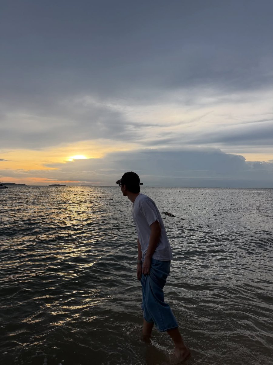 phoenixE8909's tweet photo. Dreamy sunset dreamy guy 🥰

#khaotungg #เด็กน้อยของขต https://t.co/pEoCx1RLmv