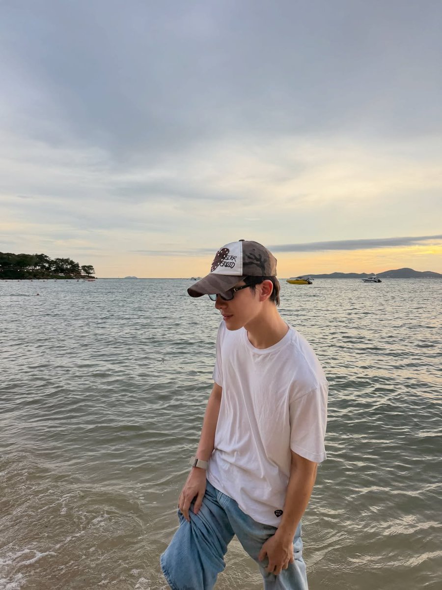 phoenixE8909's tweet photo. Dreamy sunset dreamy guy 🥰

#khaotungg #เด็กน้อยของขต https://t.co/pEoCx1RLmv