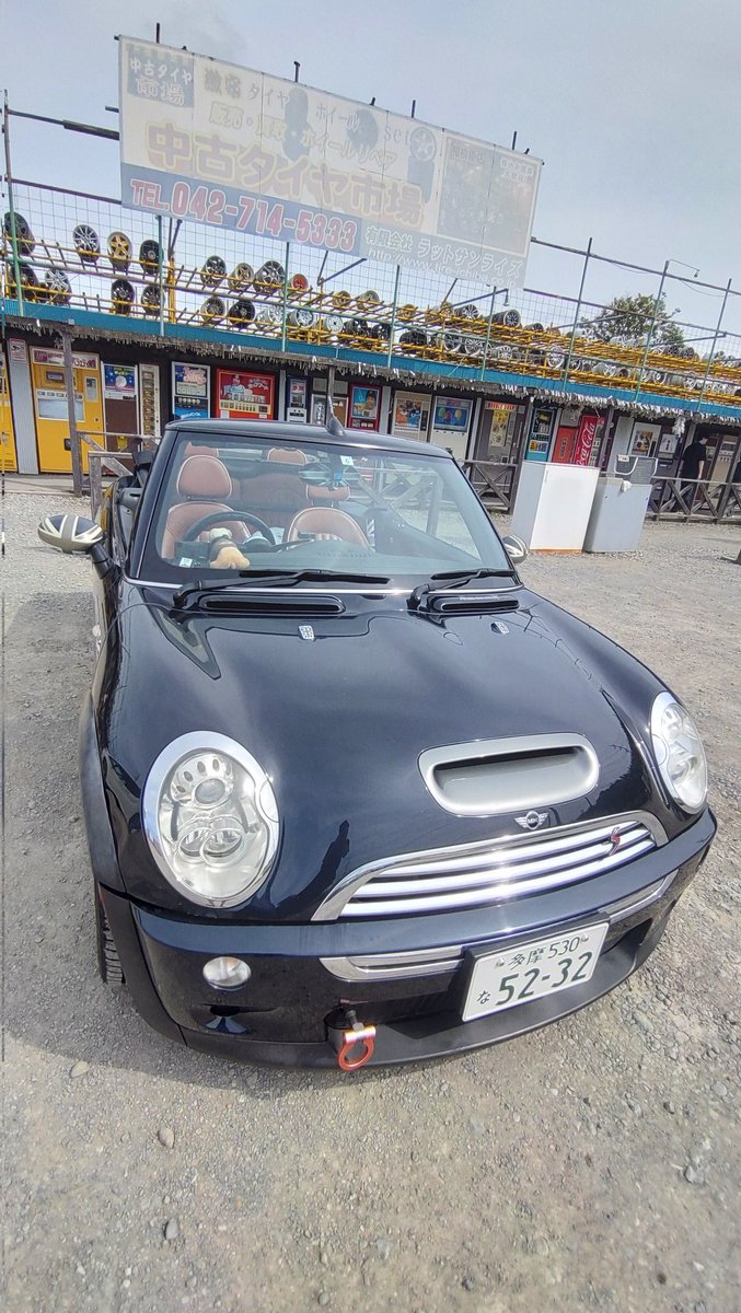 mini_masa's tweet photo. せっかく相模へ来たから
小腹へって中古タイヤ市場へ
昼間明るい時間に来たのは初めてだわ！
エビカツバーガー🍔に瓶コーラ✌ https://t.co/u07Oc0okOo