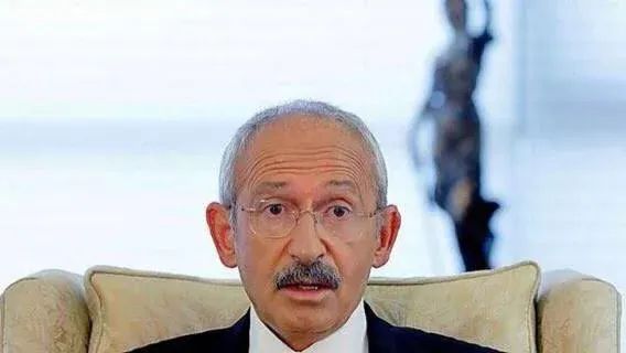 DuygulananRuh's tweet photo. Ülkede demokrasi olmadığının egemenliğin uzuun süredir milletin olmadığının kanıtıdır bu HAİN;

Yine kendi kaybettiği bir referandumda geriye dönülmez şekilde ülkenin dibine dinamit koymuştur.

Normalde bunun yerinde olan dürüst biri, bırakın genel başkanlıkta ısrar etmeyi çok uzak ülkelerin birinde utancını yaşıyordu. 

#HainKILIÇDAROĞLU