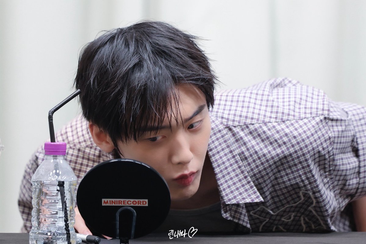 LNn0305's tweet photo. ยูอุงตานา นุ่มฟูทิสุดในโลก 🐥
세상에서 제일 말랑한 유웅따나아 🫳🏻🐥

#윤산하 #YOONSANHA
#ユンサナ #尹產賀
#아스트로 #ASTRO https://t.co/eBZ4jlRqXH