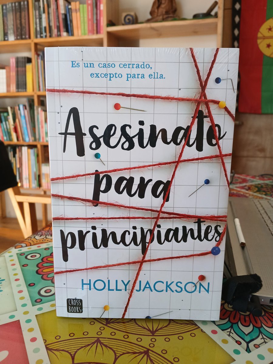 chehueque's tweet photo. Hace frío, está oscuro, no hay aves en el cielo, se anuncia un aguacero improbable, perfecto para leer Asesinato para Principiantes, el exitaso editorial de Holly Jackson... 🧙‍♂️📚😰👌 https://t.co/0jVYrjWxMf