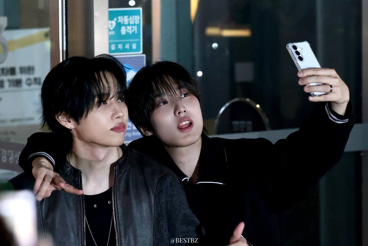 bestwetheboyzzz's tweet photo. 260617 아돌라 퇴근

#JACOB #제이콥 
#SUNWOO #선우 
#THEBOYZ #TBZ #더보이즈 https://t.co/GR9nUpYPrd