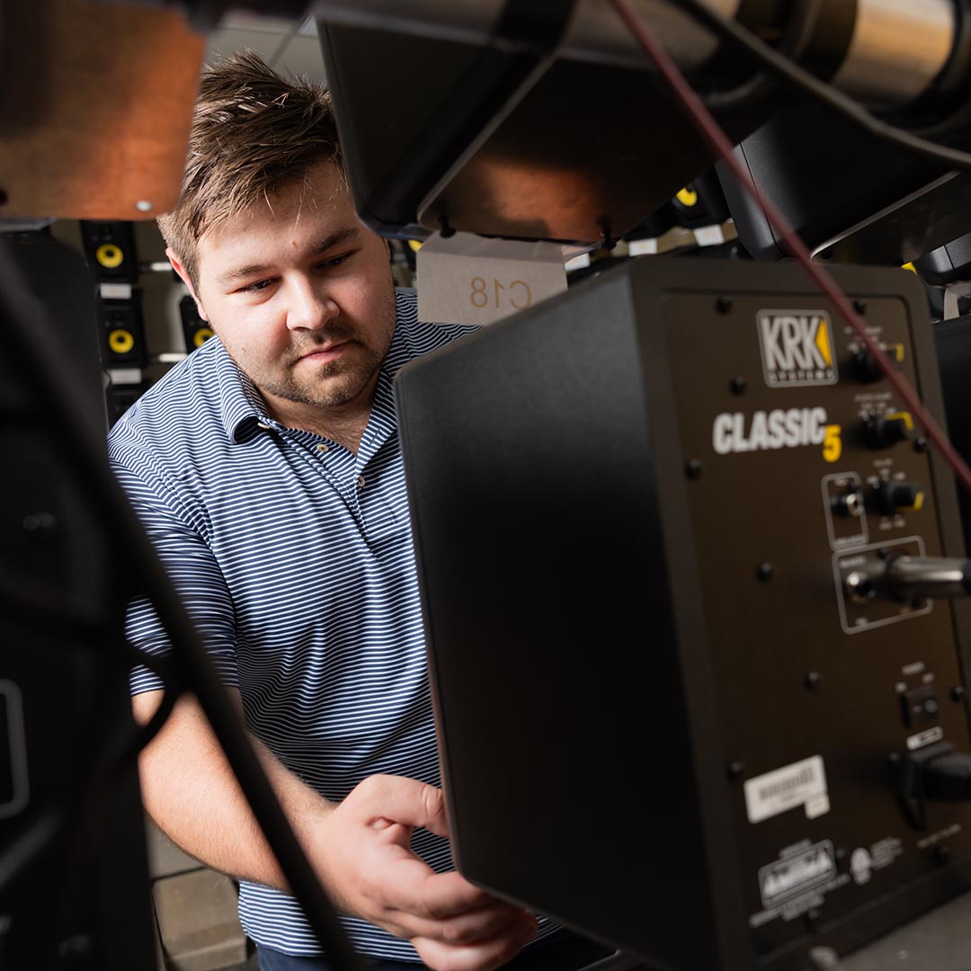 mcgovernmit's tweet photo. What happens when a former MIT football captain who majored in computation and cognition + minored in design and music comes to McGovern @mitbrainandcog for his PhD? He builds a speaker room that solves the "cocktail party" problem, of course. 💥 https://t.co/uvSWxkHyYD