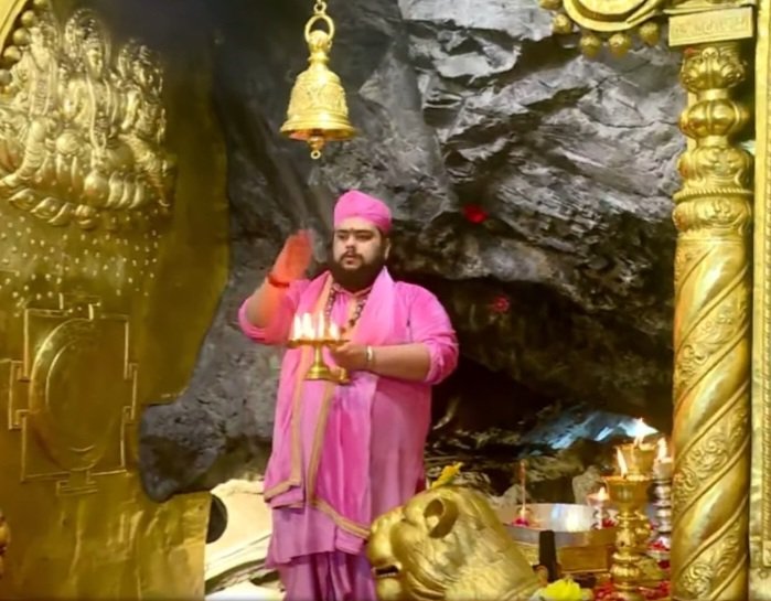 DeleshS's tweet photo. 🚩🔱ॐ ऐं ह्रीं क्लीं चामुण्डायै विच्चैः🔱🚩
#आज 17 _ 06 _ 2026 "त्रिकुटा #पर्वत" #से
अद्भुत #प्राकृतिक #पावन #दिव्य पिंडी स्वरूप #माँ #वैष्णों #जी के #सुंदर आलौकिक प्रात:काल के "श्रृंगार #आरतीदर्शन"
#KatraVaishnoDevi #jaimahakaal #maa
#maavaishnodevi #jaimaavaishnodevi https://t.co/oBwrpZiZ5d