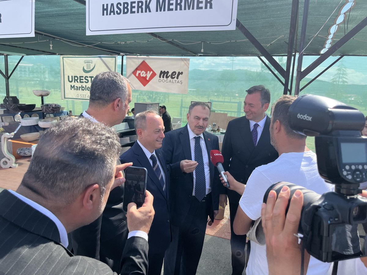 VeyselEroglu's tweet photo. Afyonkarahisar 2. Blok Mermer Fuarını ziyaret ettim. Çok güzel düzenlenmiş. Emeği geçenleri yürekten tebrik ediyorum. Afyonkarahisar mermerin başkentidir. Mermerleri san’at eseri gibi işlemişler. Mermerciler ekmeğini taşdan çıkarır. https://t.co/bhxKdTP5tx