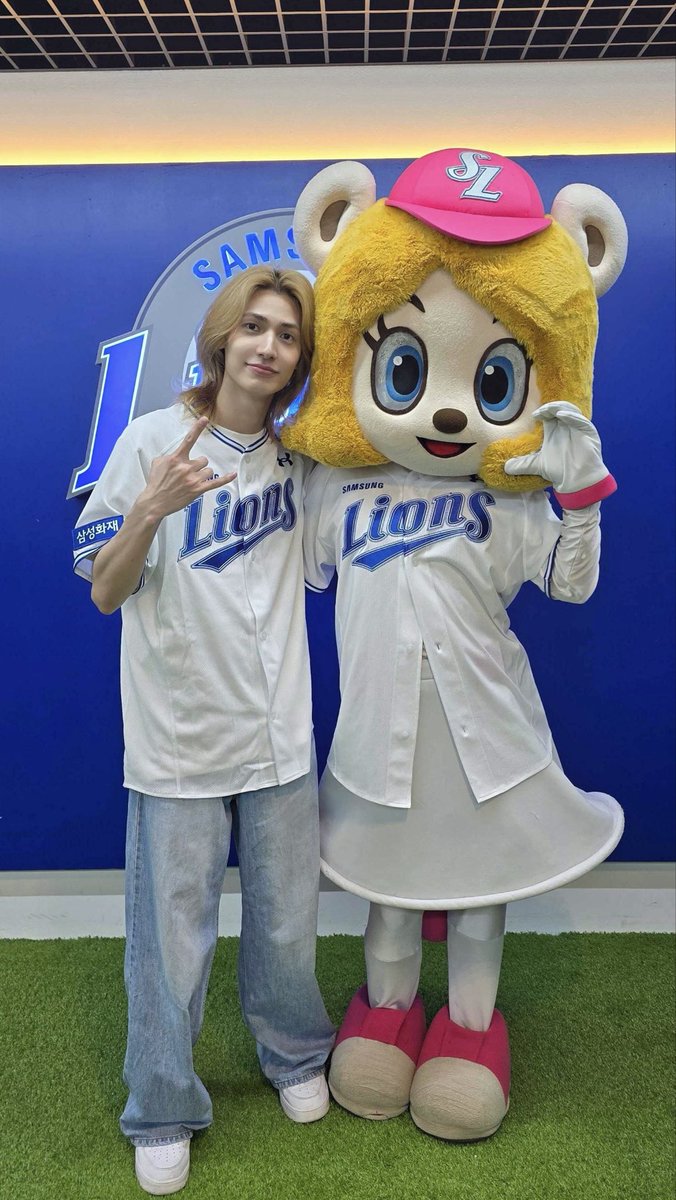 XH_official's tweet photo. [ #Xtra_Scenes ]

블레오 패밀리와 한컷 ⚾️🦁📸

#XdinaryHeroes #엑스디너리히어로즈
#주연 #Jooyeon
#WE_ARE_ALL_HEROES
#samsunglions #삼성라이온즈 https://t.co/IcpOYvRVVZ