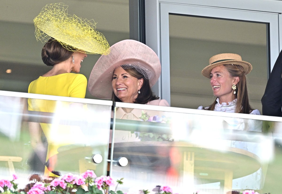 CatherineGCVO's tweet photo. ASCOT, ENGLAND - JUNE 17: Catherine, Princess of Wales with Carole Middleton (her mother) and Alizee Thevenet (the wife of James Middleton and sister-in-law of the Princess of Wales).
#AscotRacecourse #Ascot #royalvisit #royalnews #PrincessofWales #RoyalFamily #royals https://t.co/HjB0OrsyiM