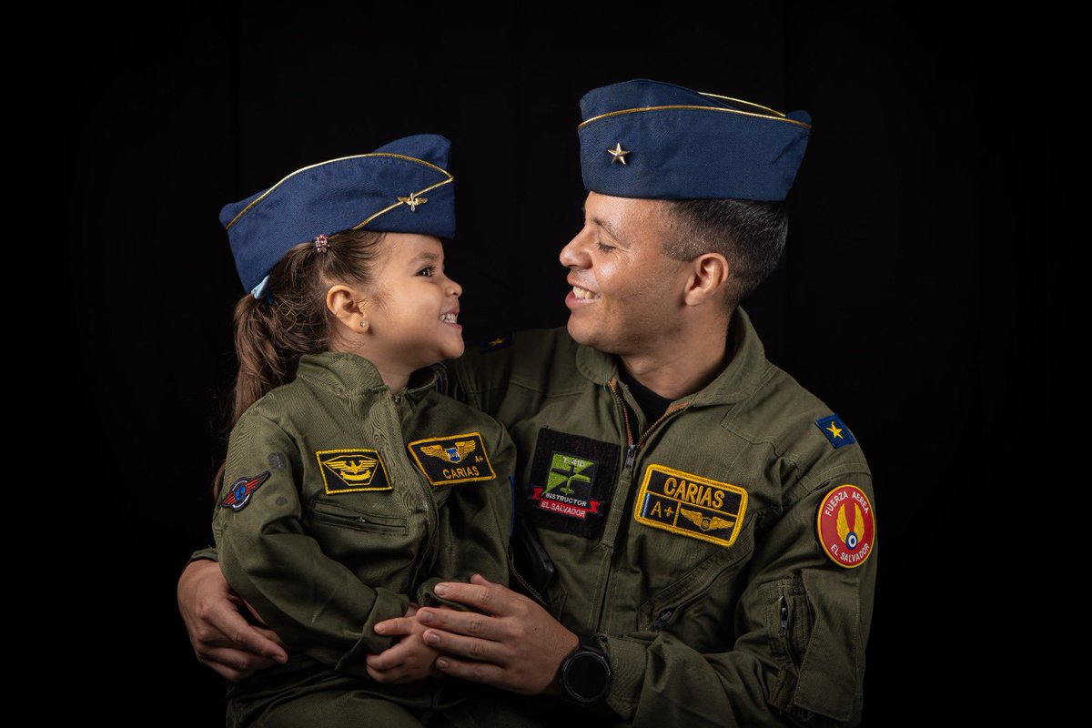 merino_monroy's tweet photo. Detrás de cada padre hay una historia de esfuerzo, compromiso y dedicación. 

En este día, reconocemos a los hombres que, además de servir a la patria con honor, regresan a sus hogares para cumplir una misión igualmente trascendental: guiar, proteger y formar a sus hijos. 

Con su trabajo diario, contribuyen a construir un mejor El Salvador para las presentes y futuras generaciones. 

A todos los padres, pero particularmente  a los que pertenecen a la @FUERZARMADASV, mi reconocimiento y gratitud por su vocación de servicio hacia sus hijos. ¡Feliz Día del Padre!