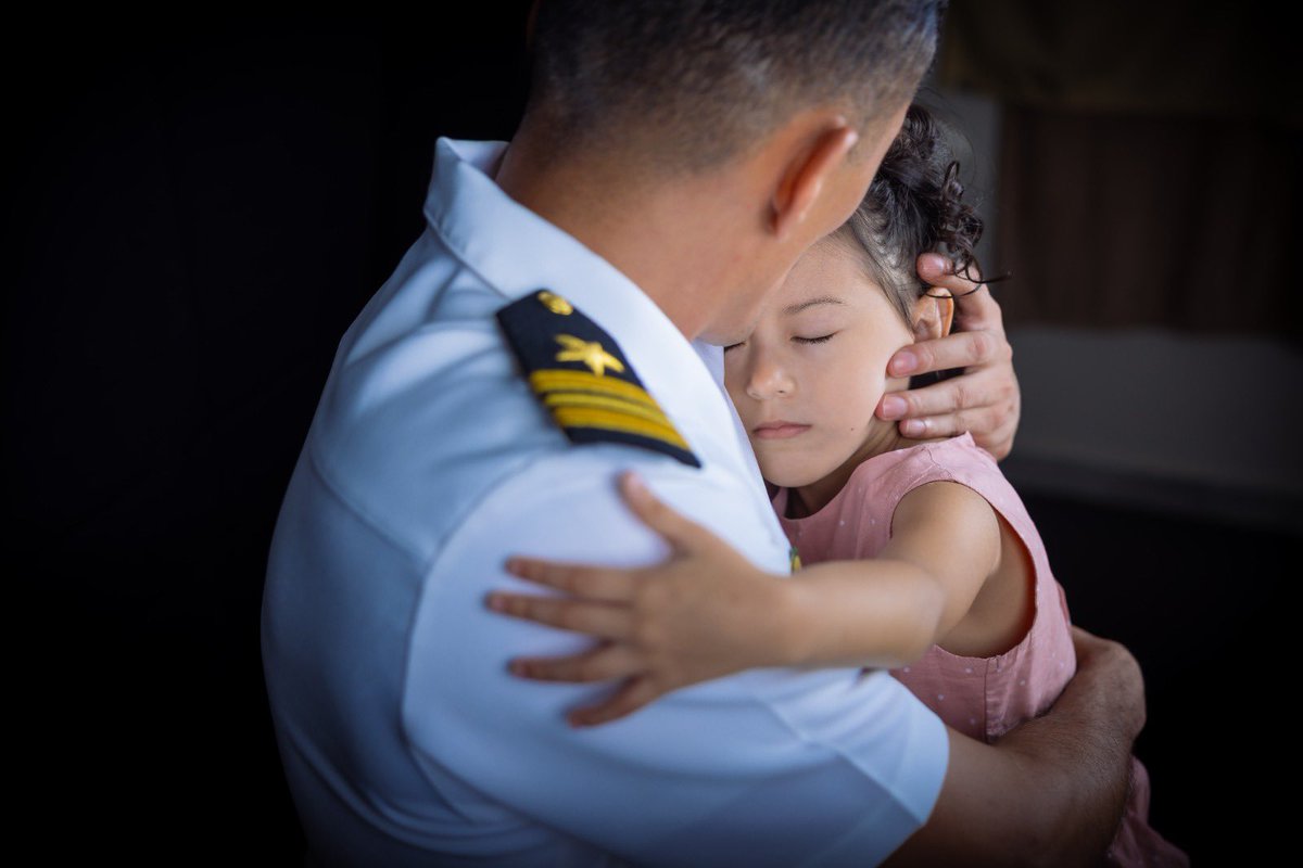 merino_monroy's tweet photo. Detrás de cada padre hay una historia de esfuerzo, compromiso y dedicación. 

En este día, reconocemos a los hombres que, además de servir a la patria con honor, regresan a sus hogares para cumplir una misión igualmente trascendental: guiar, proteger y formar a sus hijos. 

Con su trabajo diario, contribuyen a construir un mejor El Salvador para las presentes y futuras generaciones. 

A todos los padres, pero particularmente  a los que pertenecen a la @FUERZARMADASV, mi reconocimiento y gratitud por su vocación de servicio hacia sus hijos. ¡Feliz Día del Padre!