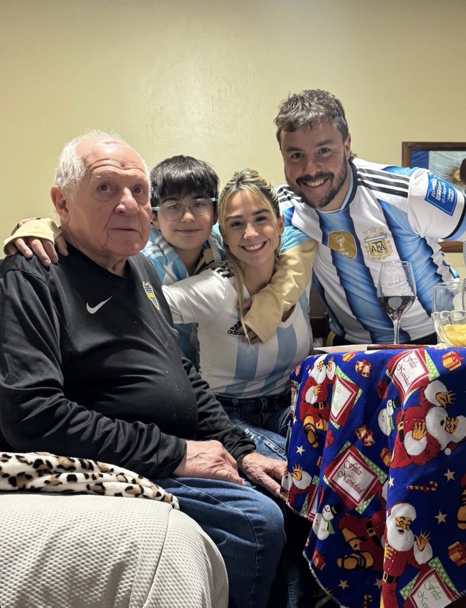 AguitoG's tweet photo. Le dijimos al papá de Lucas que iríamos a ver el partido de 🇦🇷 a su casa.
Hizo empanadas, supremas, sanguchitos, budín de pan, compro papitas y maní. ( Y solo éramos nosotros 3 y bauti ).
Quise lavar los platos: “ no agos, viniste a ver el partido no a lavar”. Dios lo amo😭 https://t.co/0SE8SH2sGz