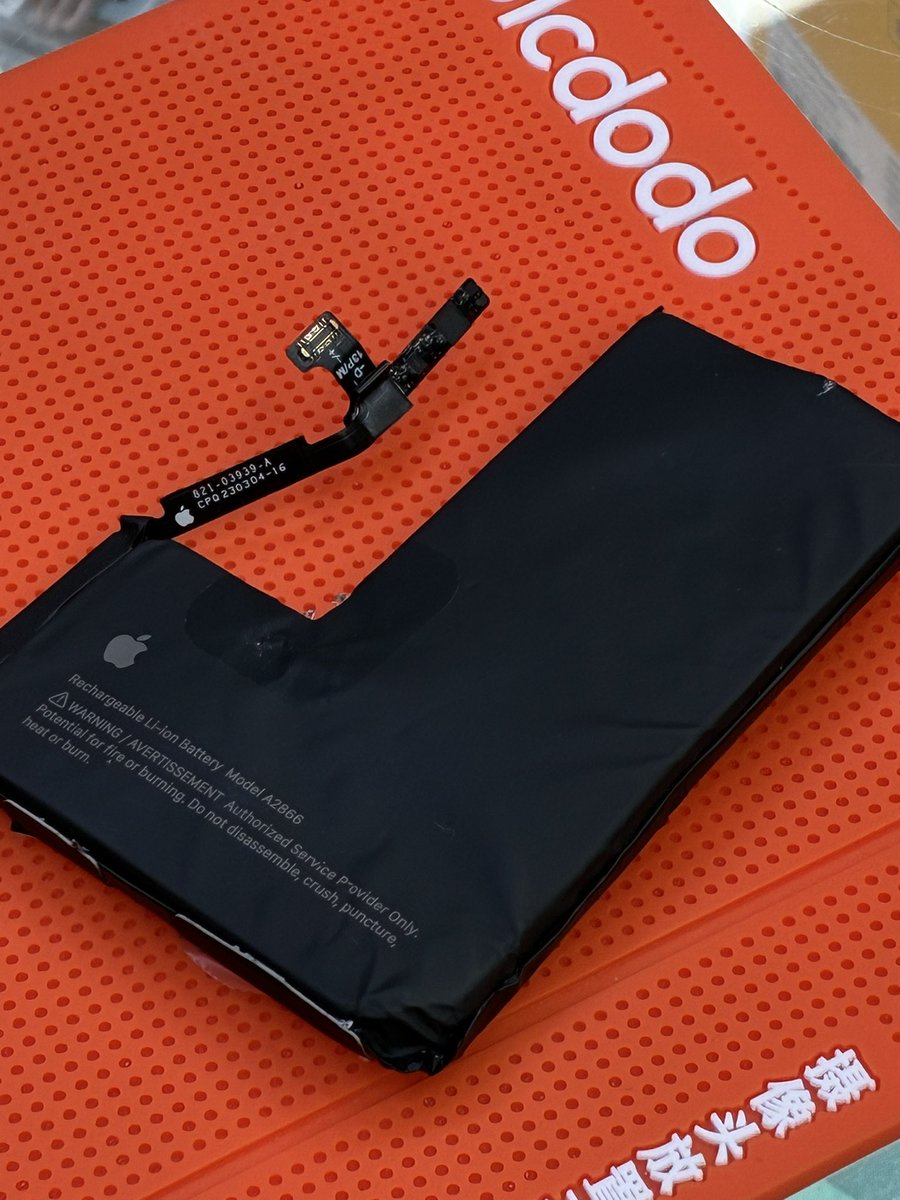 mersomas's tweet photo. Opening up a customer’s iPhone that they bought used and seeing this plugged into the battery 🫩 (we have an entire bucket filled with these because of dipshit human beings scamming people) https://t.co/QDJENvKmFS