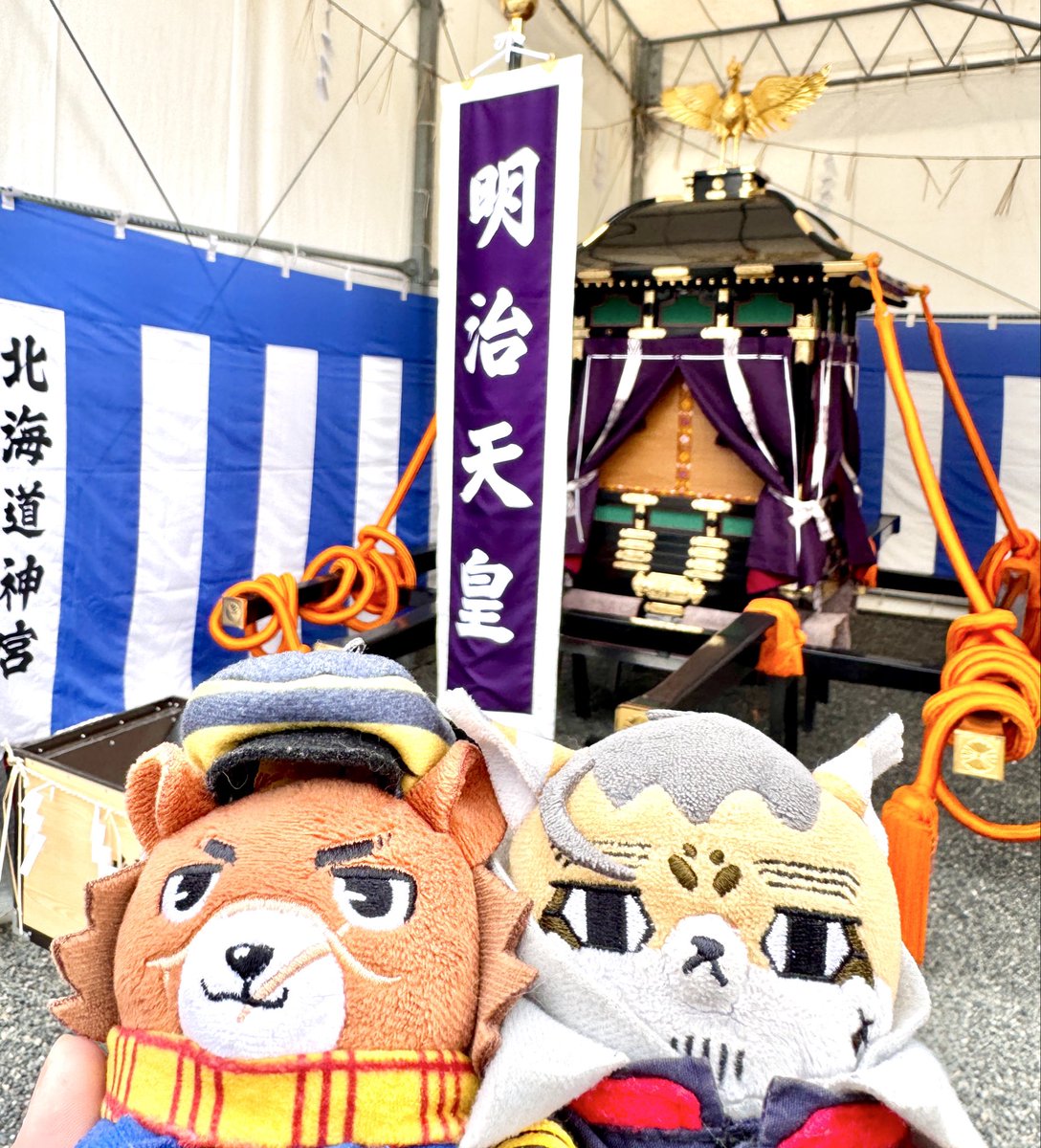 menthol3100's tweet photo. 御神輿はスタンバイ状態を参拝、境内にある国境標石レプリカと、柏の御神木。野鳥は声は聞こえるけど人混みやったため姿はまた次回。新緑が美しくて流石のでした✨ https://t.co/q4CzJ1pD1k