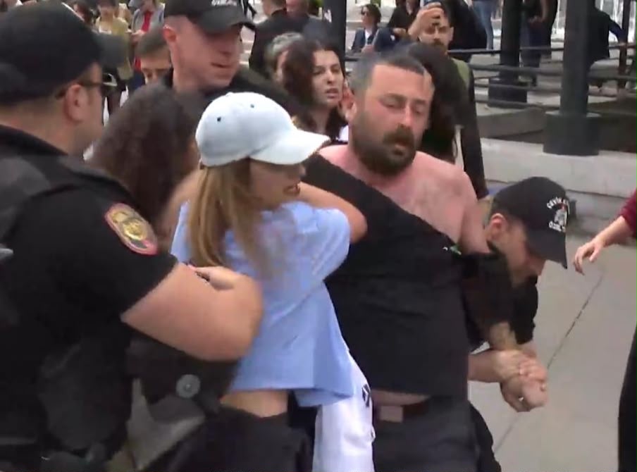 FidanOzgul24357's tweet photo. @_sudeyuksel16 Bakanım @Yusuf__Tekin bu görüntüler Türkiye yüzyılına yakışmıyor.Mülakat mağdurları atanma hakkını özel sektör öğretmenleri de taban maaş hakkını istiyor.

#ÖğretmenlerAçlıkGrevinde
#ÖğretmenlerGözaltında
#ÖğretmenlerAblukada https://t.co/UG83hIhE0l