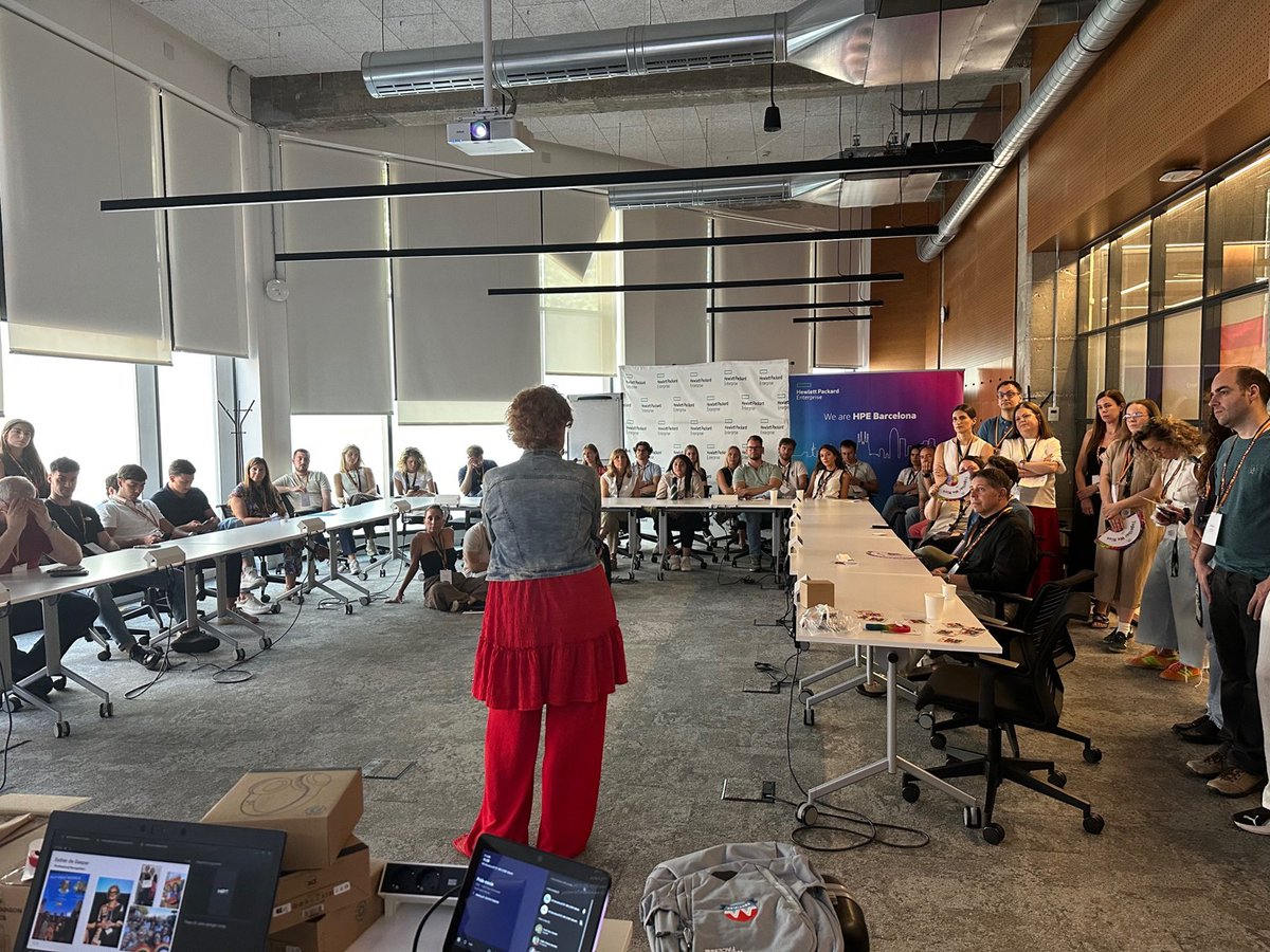 HPECDS_ES's tweet photo. 🌈 La inclusión también avanza gracias a quienes escuchan, apoyan y actúan como personas aliadas. Esta mañana, junto al equipo Pride de HPE Barcelona, celebramos una jornada especial del #PrideMonth con la participación de @EstherdeGaspar2, Pride Executive Sponsor de #HPE España. https://t.co/JlwKzPKMjO