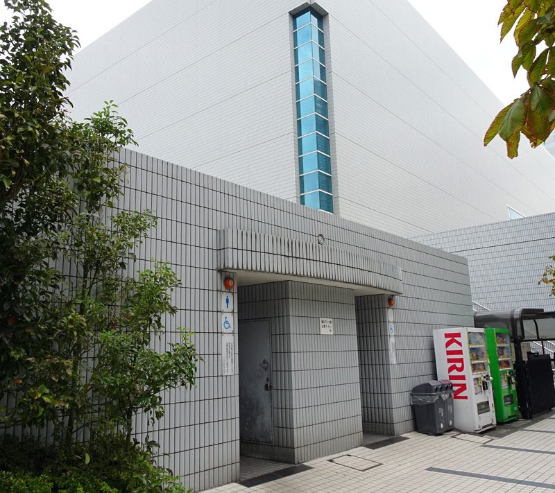 eksNyan's tweet photo. @uRnJVDLr3Y75941 普通にあるけど？？
会場出てすぐトイレ
それ分かってて会場側に無責任とか言ってます？？ https://t.co/2YSfyK2ebL