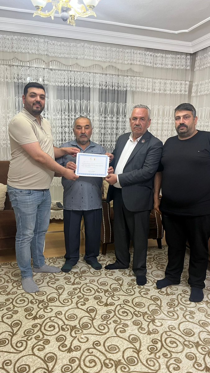 Enver_balakan's tweet photo. Cumhurbaşkanımız Sayın Recep Tayyip Erdoğan’ın AK Parti ailemize ve bizlere yol arkadaşlığı yapan mahalle başkanlarımıza göndermiş olduğu sertifikayı, Boyacı Mahallesi başkanı Ahmet Ağbağ 'a takdim ettik
@abdulhamitgul @fmfedaioglu 
@FatmaSahin 
@mtahmazoglu 
@avmehmettiryaki https://t.co/KffQFu6pcW