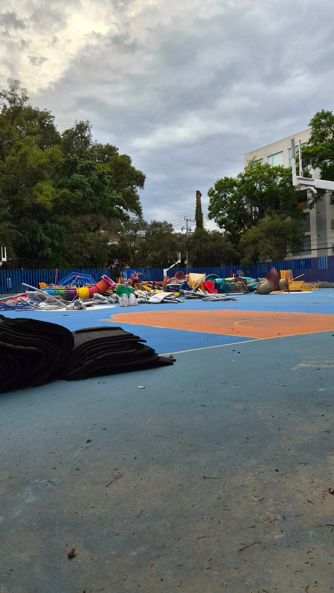 Nepomuk75's tweet photo. Las canchas de basquet del parque Esparza Oteo ahora ya son deshuesadero de juegos. Por lo menos den fecha de entrega, ¿o así van a estar en las vacaciones de verano? @AccionesBJ @BJAlcaldia @Seg_NapolesDF @vecinosnapoles @EnlaNapolesBJ @LuisMendozaBJ https://t.co/u5WaGtMFlh