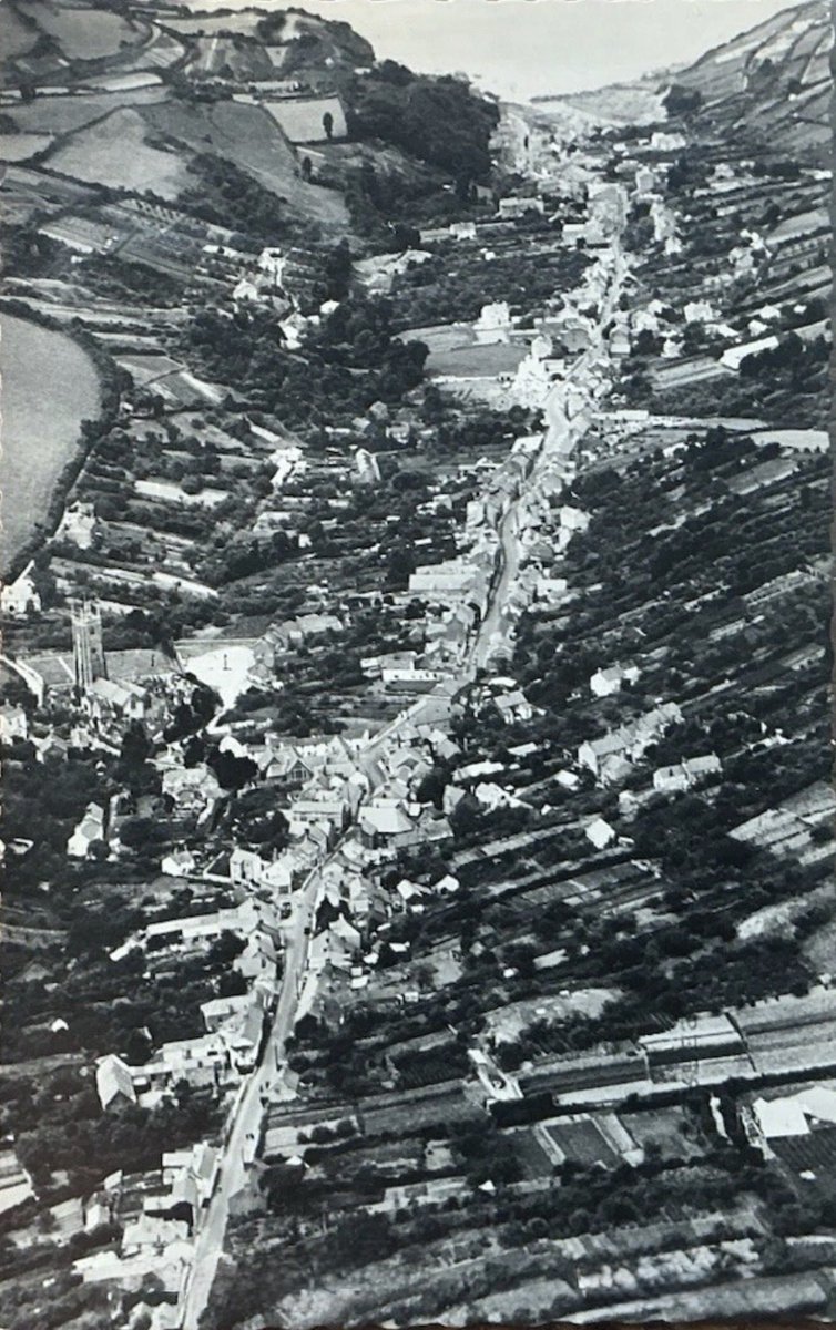 InfoCombeMartin's tweet photo. Combe Martin in the 1930s. The village holds the Guinness World Record for the world’s longest street party, it does have a long street …but is not the longest, that is in Stewkley Buckinghamsire #CombeMartin #NorthDevon #Exmoor #WorldRecord https://t.co/JJ9MC7y2li