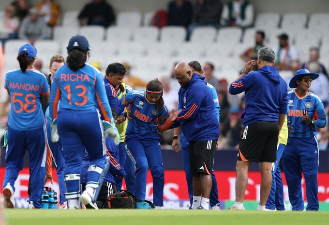 🚨 𝗨𝗣𝗗𝗔𝗧𝗘  - Shreyanka Patil picked up an injury while attempting to field the ball and was stretchered off the field.