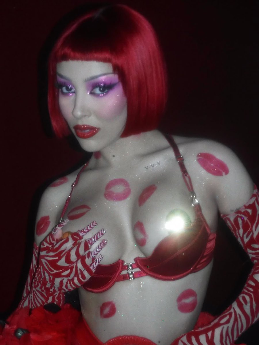 DojaNews's tweet photo. .@DojaCat describes her look for tonight in Berlin, Germany as a "sexy teacher, dominatrix" https://t.co/geLzzJ8Sew