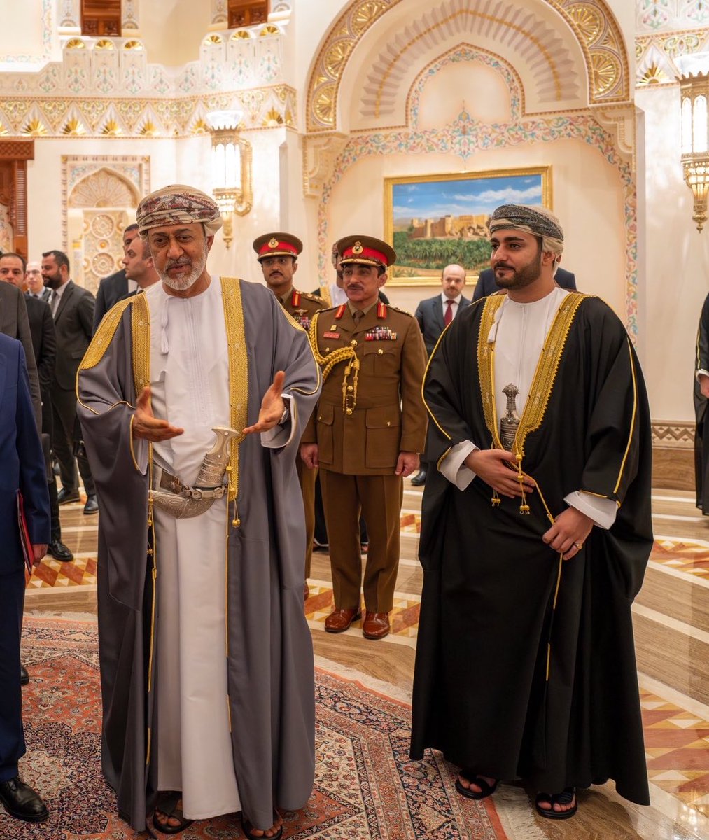 Mo7m98's tweet photo. 🇴🇲أخبار اقتصادية مبشّرة لسلطنة عُمان خلال هذا الشهر:

🏛️ إنشاء مجلس التنسيق الاقتصادي.

⛽ قفزة في إنتاج وقود السيارات بنسبة 86%.

🌬️ بدء تنفيذ محطة ظفار 2 لطاقة الرياح.

🔥 ارتفاع إنتاج الغاز بنسبة 4.6% خلال الأشهر الأربعة الأولى من عام 2026.

🛢️ ارتفاع إنتاج النفط بنسبة 7.5% خلال الأشهر الأربعة الأولى من عام 2026.

📊 توقعات صندوق النقد الدولي:

💰 اتساع فائض الموازنة إلى 4.5% من الناتج المحلي الإجمالي خلال عام 2026، مقارنةً بـ 0.6% في عام 2025.

🚢 تحوّل الحساب الجاري إلى فائض يقارب 3% خلال عامي 2026 و2027، مدفوعًا بنمو الصادرات.

📈 ارتفاع معدل نمو الاقتصاد العُماني إلى 3.7% خلال عام 2026.

🏗️ نمو الأنشطة غير النفطية بنسبة 2.5% رغم التحديات الإقليمية وتأثر قطاعي السياحة والإنشاءات.
