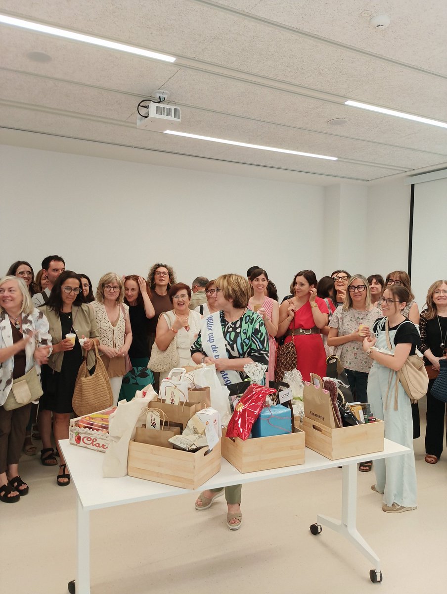 BiblioAlpicat's tweet photo. Trobada de biblioteques lleidatanes per conèixer la nostra biblio
Homenatge-sorpresa a la cap de la Central de Lleida @NatiMoncasi 
Presentació del laboratori "Elixirs emocionals" adquirit per @bibliotequeslle i dinamitzat per la Sílvia Navés.
Ha estat una fantàstica jornada! https://t.co/NVkBJn9pW6