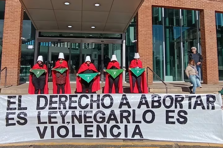 queridasok's tweet photo. El Hospital Materno Infantil de San Isidro obstaculiza el acceso a la interrupción voluntaria del embarazo, que es ley. 
El hospital utiliza un protocolo para disuadir a las mujeres que solicitan la IVE.
Organizaciones feministas iniciaron acciones judiciales contra el municipio. https://t.co/MoQa6fAAoc